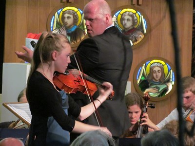 Het 'Kammerorchester der Musikschule J.S. Bach' uit Leipzig in concert met het Sint-Annakoor op zaterdag 8 juni 2013 in de Sint-Anna-ten-Drieënkerk, Antwerpen Linkeroever